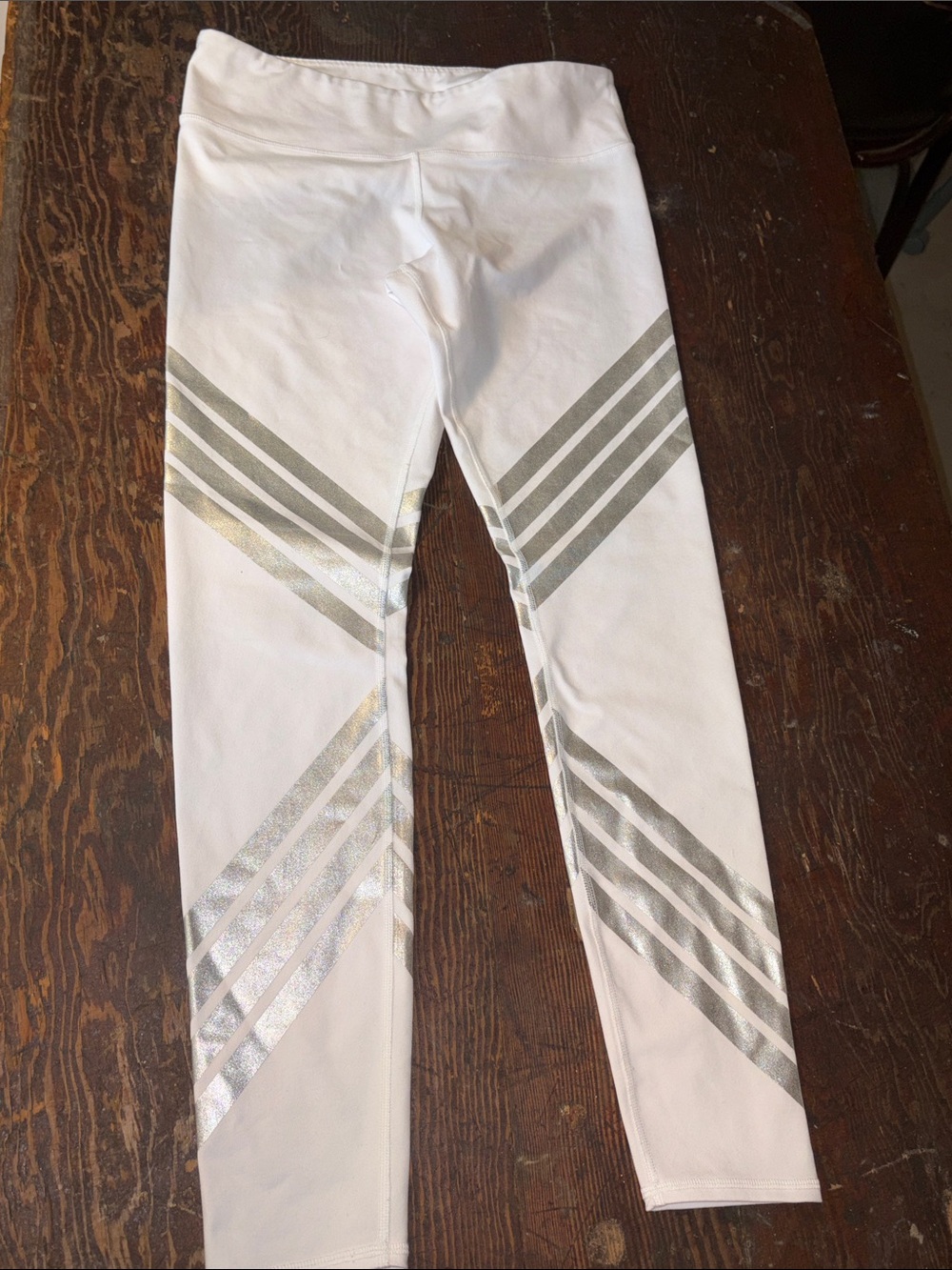 ALO Yoga Full Length White Leggings with Metallic Silver Stripes Size Large
